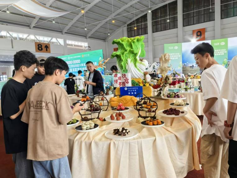 探索美食新境界，烹飪學(xué)院學(xué)生深入餐飲博覽會(huì)實(shí)踐學(xué)習(xí)